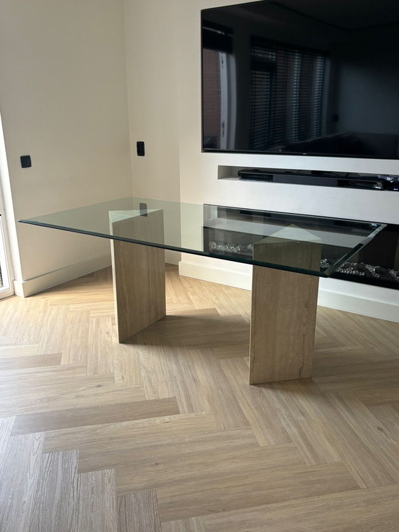 Image 1 of Magnifique table vintage en travertin avec plateau en verre – élégante et intemporelle