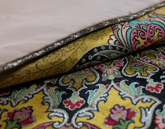 Image 1 of Oosters handgemaakt tafelkleed, zeer fijn vervaardigd uit zijden draden, 100 x 100 cm