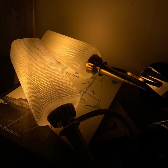 Set van twee messing wandlampen met vierkante tulpvormige kappen van wit geribbeld glas. – Brass (photo 8 of 9)