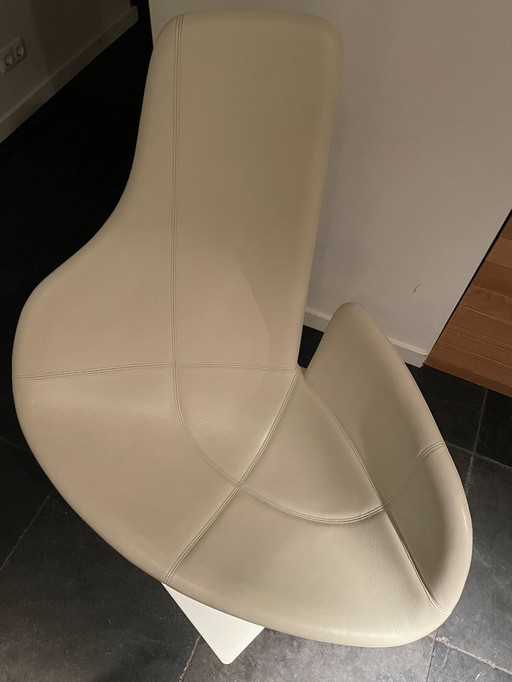 Sillón giratorio Moroso Fjord Relax piel blanca, pata blanca