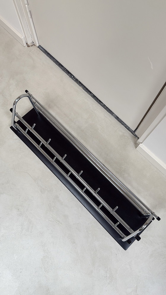 Image 1 of Perchero de pared de los años sesenta con estructura tubular cromada y tapizado de polipiel negra.
