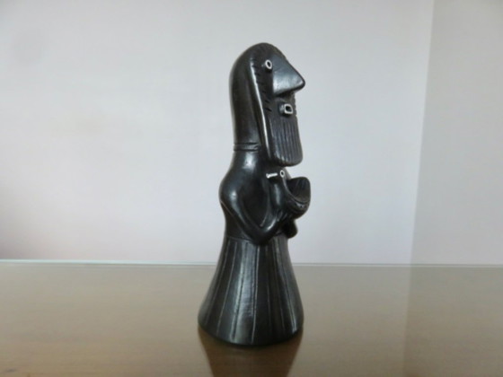 Image 1 of Ceramica nera opaca raffigurante una figura femminile tribale.