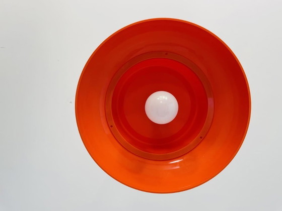 Image 1 of Lampada a sospensione arancione in acrilico della modernità di metà secolo, anni '60