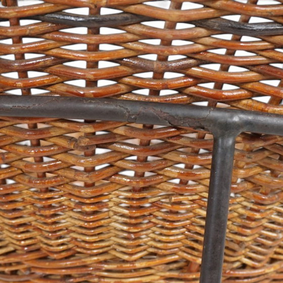 Image 1 of Pod Chairs – Een paar loungestoelen van rotan/riet op een metalen frame, 1970