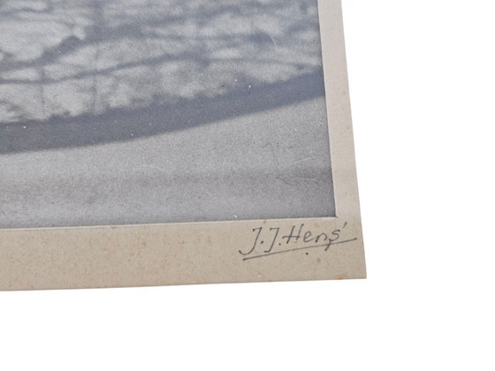 Image 1 of J.J. Hens - Estampe représentant un balai - paysage d'hiver - signée - seconde moitié du XXe siècle