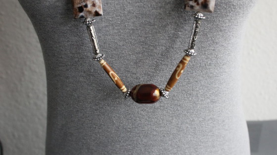 Image 1 of Handgemaakte statementketting met grote blokken in luipaardprint – gegarandeerd een blikvanger.