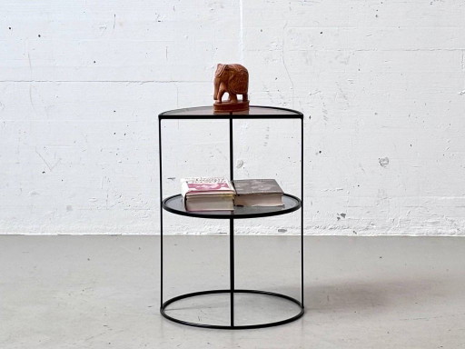 Table d'appoint sculpturale en métal noir et verre fumé – salontafels, Glass