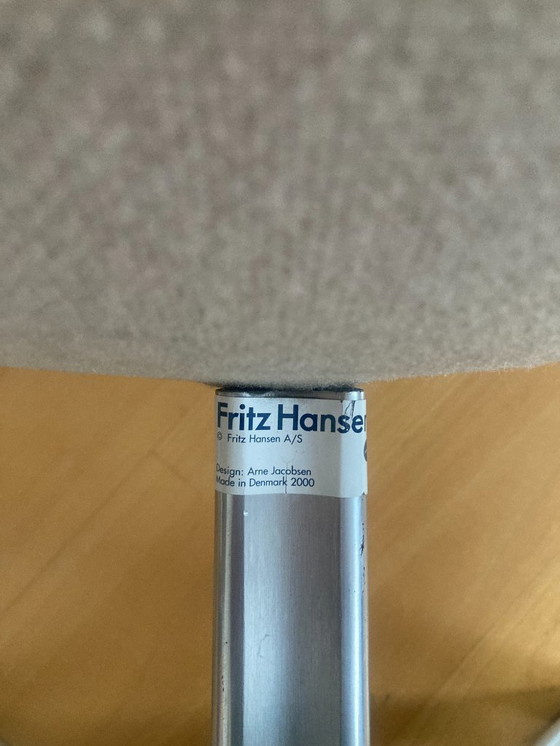 Image 1 of Poltrona Egg di Fritz Hansen con poggiapiedi; nuovo rivestimento Kvadrat.