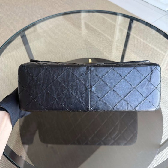 Image 1 of Chanel 2.55 Reissue 227 – Gestepptes, gealtertes Kalbsleder, Schwarz, Goldbeschläge