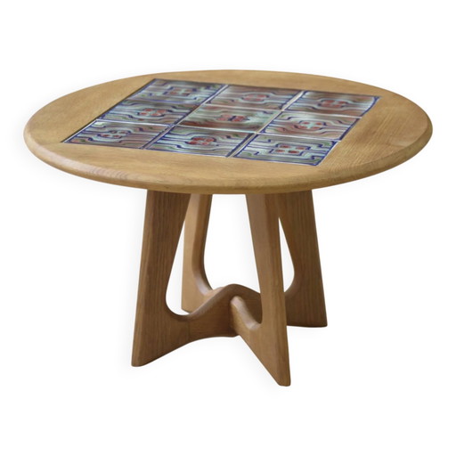 Guéridon/salontafel in eikenhout van Guillerme en Chambron en keramiek van Danikowski voor Votre Maison jaren 50.