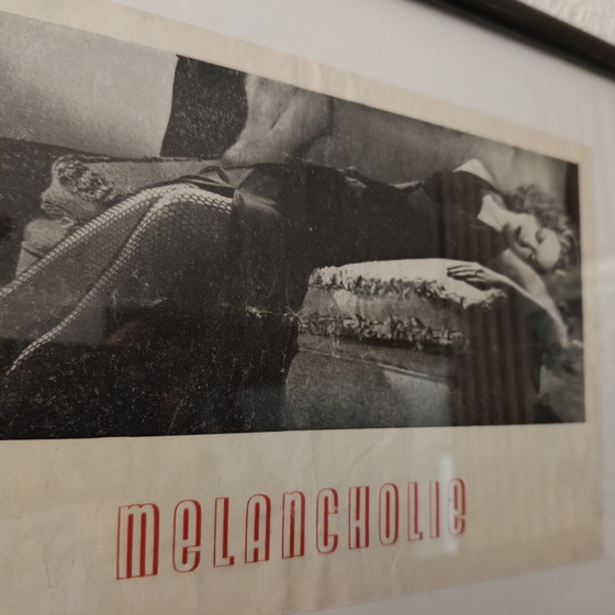 Image 1 of Originale schockierende „Melancholie“ von 1954 – gerahmte Seite aus einem belgischen Pin-up-Magazin