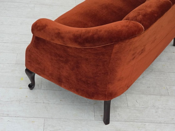 Image 1 of Canapé 2 places danois des années 1950, revêtement en velours, pieds en chêne.