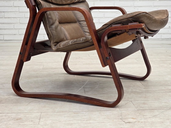 Image 1 of Fauteuil lounge norvégien des années 1970, revêtement en cuir marron.