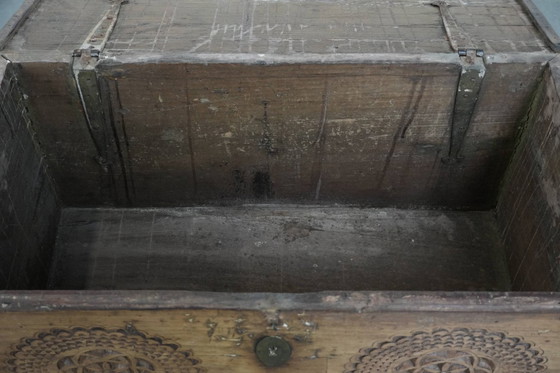 Image 1 of Antique Spanish chest made of walnut wood with beautiful carvings