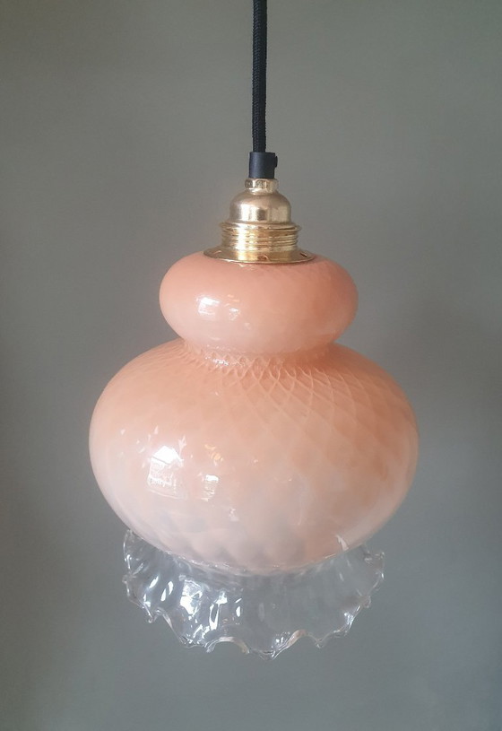 Image 1 of vintage glazen florale hanglamp in roze pastel kleur met textuur. Deels transparent.