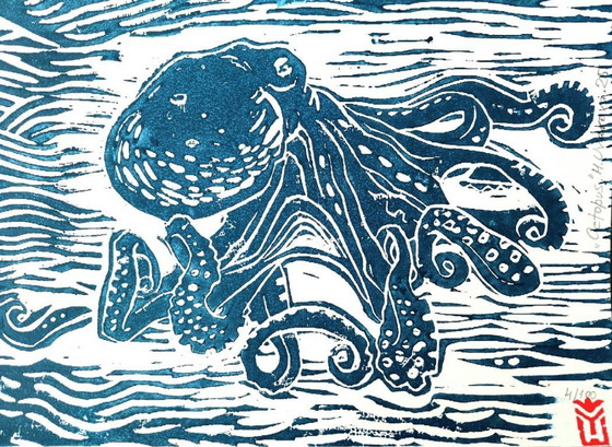 Image 1 of Pulpo en las olas del mar - Linograbado azul, a4.