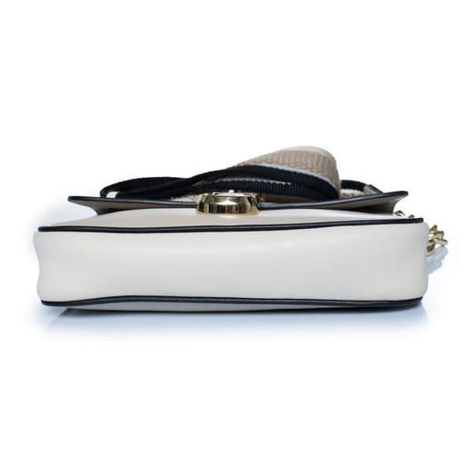 Borsa a tracolla Marc Jacobs, modello J Marc, nei colori beige e nero.