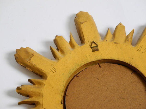 Image 1 of Bellissimo specchio da parete italiano del Mid Century Sunburst in legno e resina, placcato oro