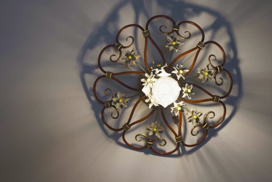 Image 1 of Lampada da soffitto italiana Tole a forma di petalo, colore rosso, oro e bianco, con motivo floreale, stile Mid-Century.