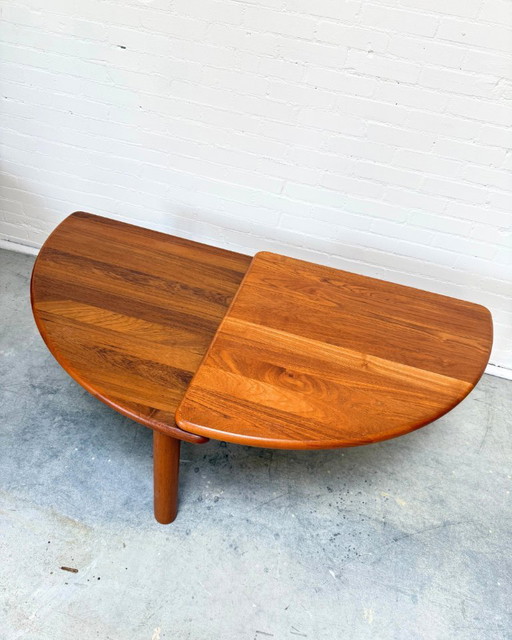 Mesa de centro de teca maciza, atribuida a Dyrlund, Dinamarca, década de 1980.
