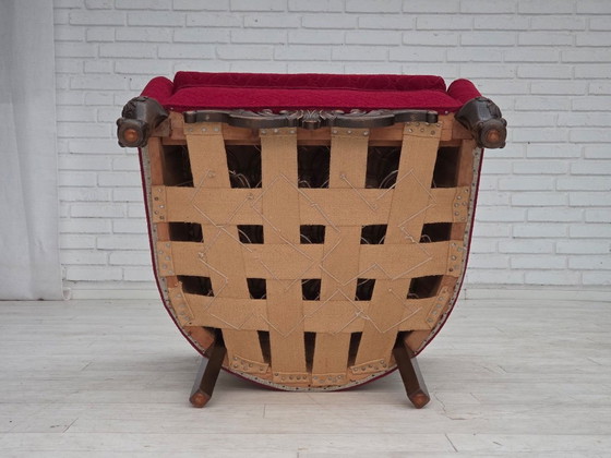 Image 1 of Deense fauteuil uit de jaren 50, bekleed met rode en lichtgrijze meubelwol en gesneden eikenhout.
