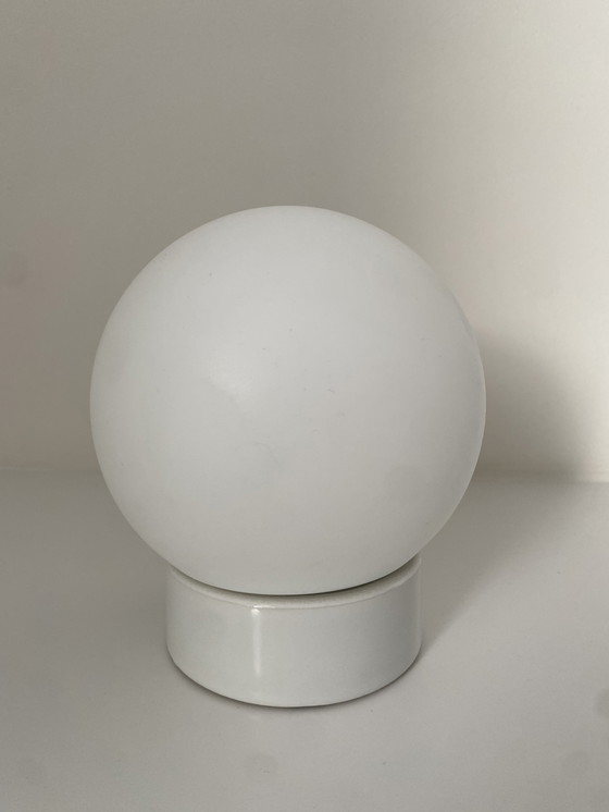 Image 1 of Ifö Elektrische Klassische Kugelkugellampe - Porzellan-Deckenleuchte im Bauhaus-Stil.