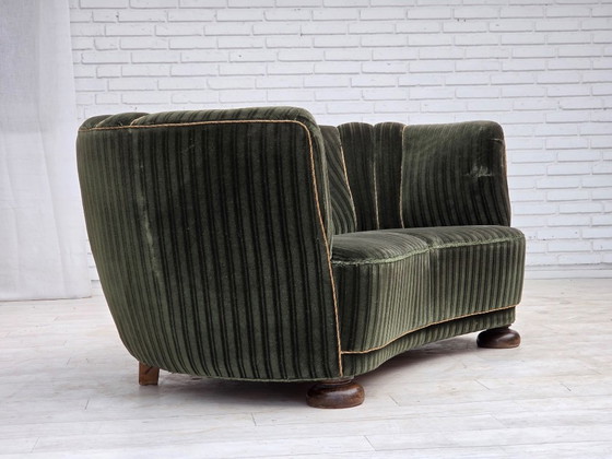 Dänisches 2-Sitzer-Gebogenes Sofa aus den 1960er Jahren, Bezug aus Velours, Eichenholz. – 2 Sitzer Sofas (photo 6 of 17)