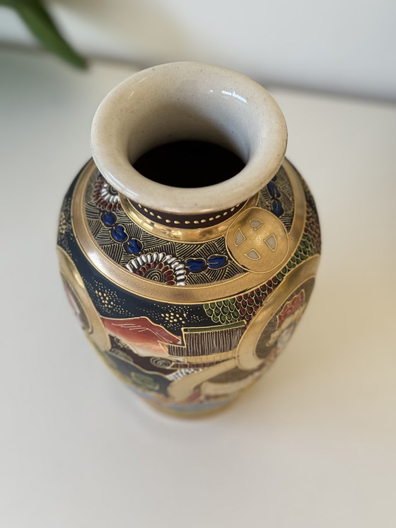 Image 1 of Vaso vintage giapponese in stile Satsuma con decorazioni geisha e oro