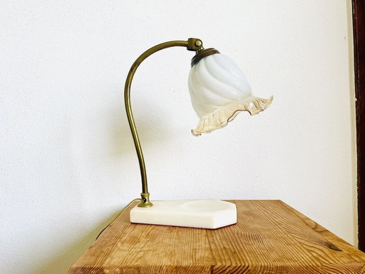 Elegante verstellbare Schwanenhals-Tischlampe mit Marmorsockel und Glastulpenschirm, 1960er Jahre