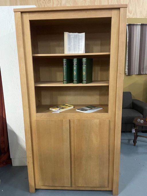 Moderner heller Eichenschrank