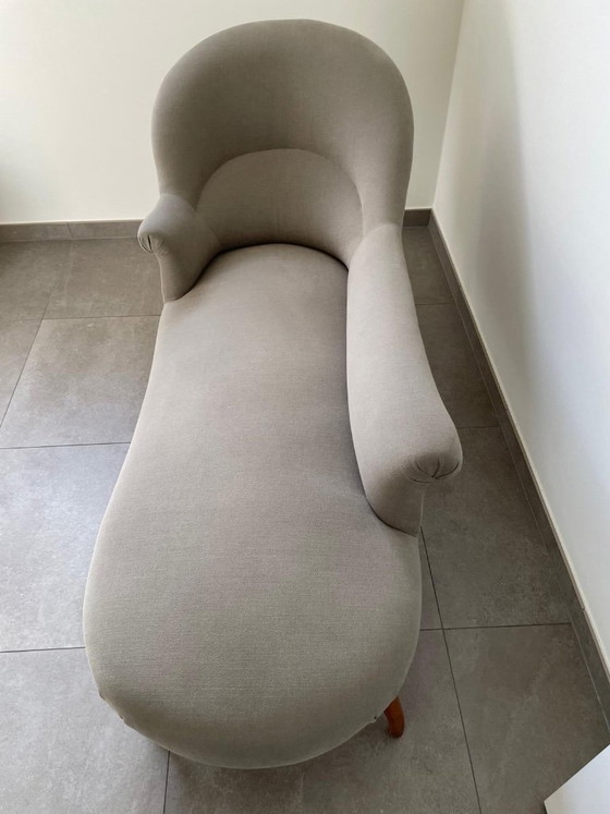 Image 1 of Elegante Chaise Longue Francesa / Méridienne en Tapicería Beige”