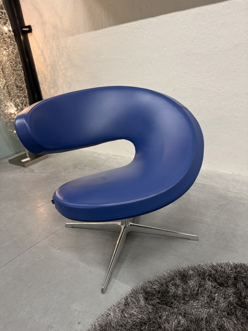 Fauteuil pivotant Varier Peel Club en cuir bleu