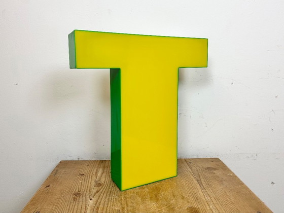 Image 1 of Lettre T lumineuse jaune vintage, années 1970