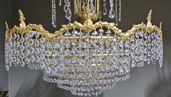 Image 1 of Lustre serti de cristaux taillés.