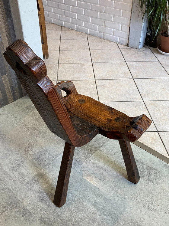 Image 1 of antieke brutalistische driepootstoel n2 gesneden massief hout