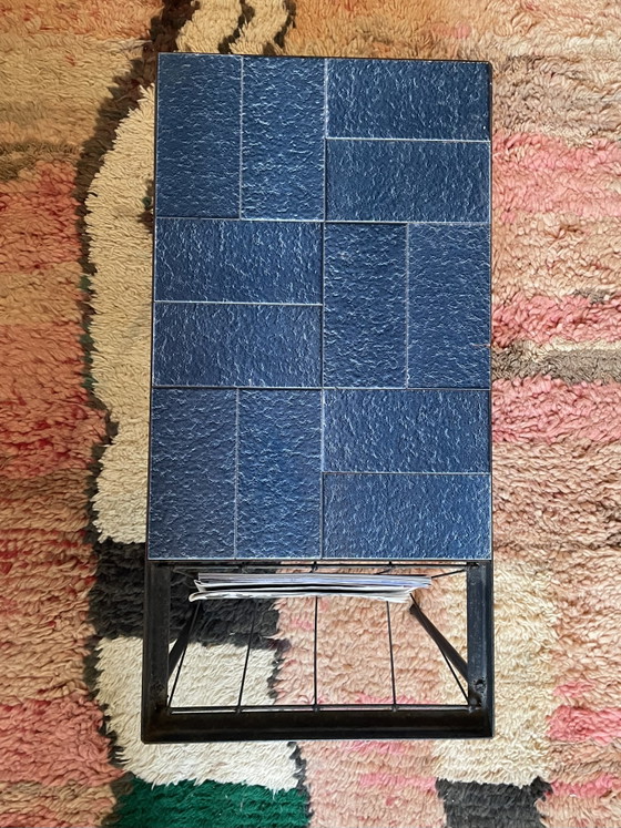 Table en céramique bleue vintage avec porte-revues – Tables d'appoint, Ceramic, Metal (photo 6 of 11)