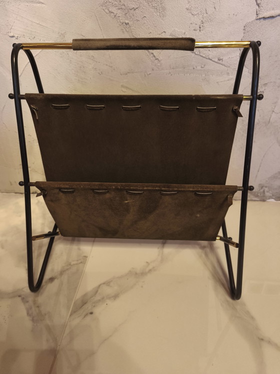 Mid-century 3-tier Magazine rack in Leather / Brass in Carl Auböck Style, 1950s – Metal (photo 5 of 8)