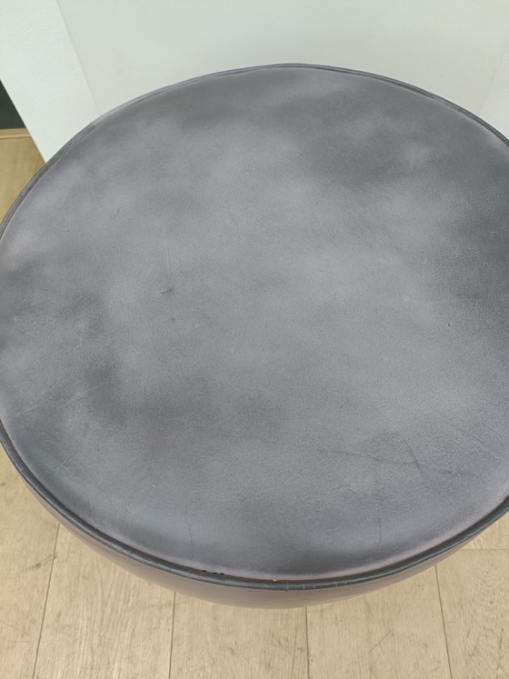 Grijze leren poef. – Art Sensation, Hockers en poefs, Metal, Leather (photo 10 of 10)