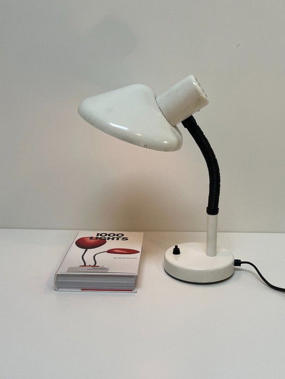 Image 1 of Speelse, witte bureaulamp van Massive Belgie