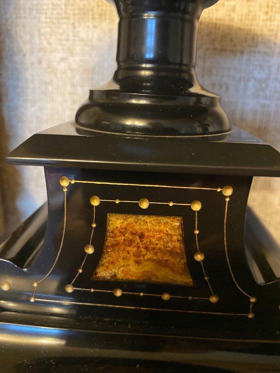 Image 1 of Dos cuencos de mármol de un juego de repisa de chimenea