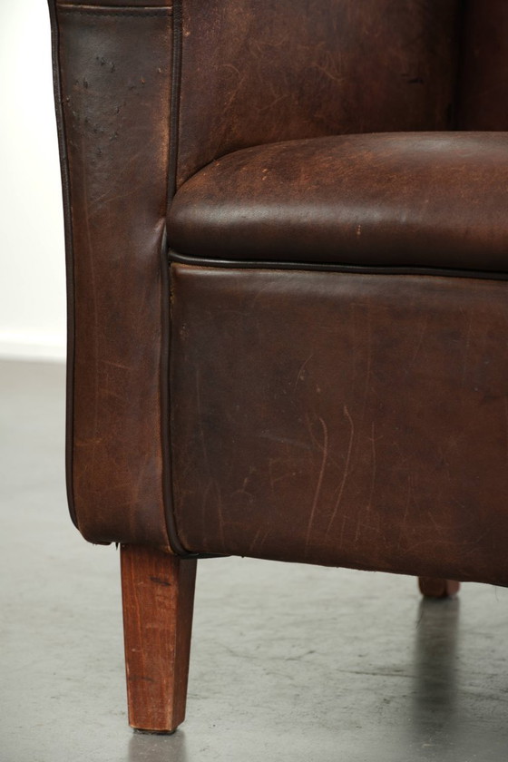 Stoere vintage schapenleren armchair met een mooi patina en een tijdloos Engels design in een subtiel (photo 11 of 12)
