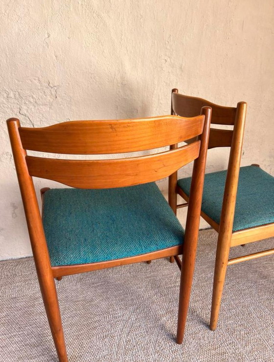 Image 1 of Deux chaises de salle à manger vintage avec revêtement bleu pétrole