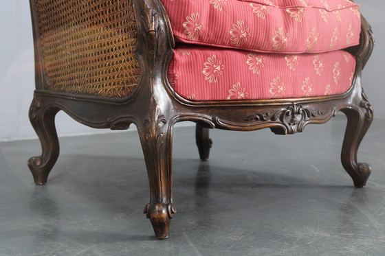 Image 1 of Ancienne chaise à oreilles sculptée avec côtés en canne, Tchécoslovaquie