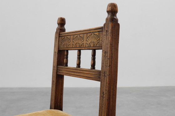 Image 1 of Sedia laterale spagnola in rovere intagliata a mano del XIX secolo con seduta in velluto