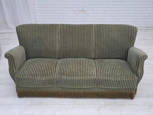 Dänisches 3-Sitzer-Sofa aus den 1960er Jahren, originaler grüner Möbelveloursbezug, Eichenholz.