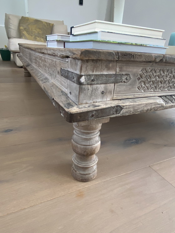 Image 1 of Table basse indienne antique unique en bois 170x100x33 cm