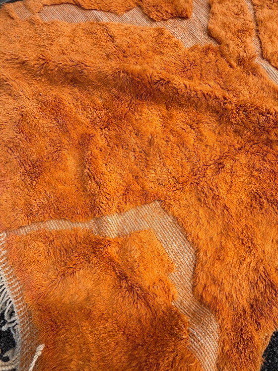 Image 1 of Handgeknüpfter marokkanischer Mrirt-Teppich – Wollteppich in gebranntem Orange, 200 x 300 cm – Moderner, strukturierter Teppich