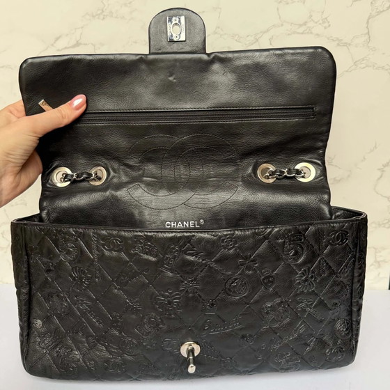 Chanel jumbo pelle di vitello goffrata simboli portafortuna – Borse a spalla (photo 9 of 12)