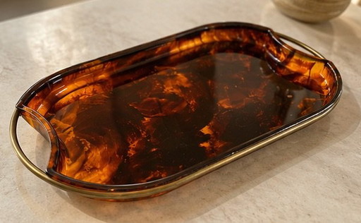 Bandeja vintage Guzzini de Lucite efecto carey y latón, Italia, años 70.
