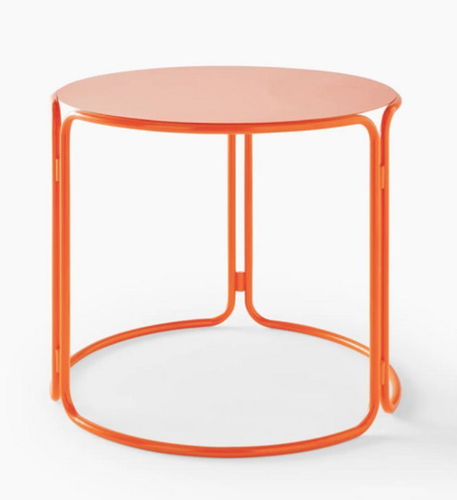 Gae Aulenti - oranje gelakte tuintafel